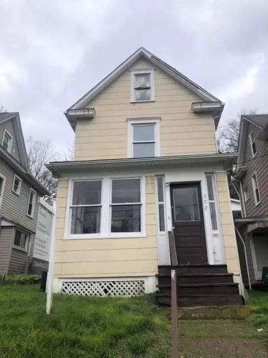Main picture of 552 N Elm St