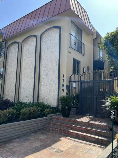 Main picture of 1209 N Kings Rd
