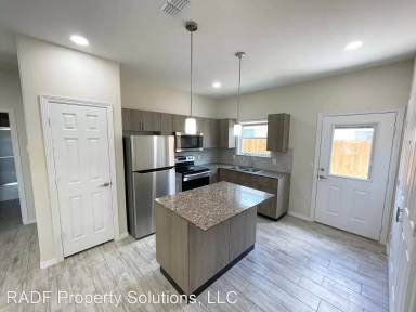 Main picture of 5101-5102 N Hiawatha Dr