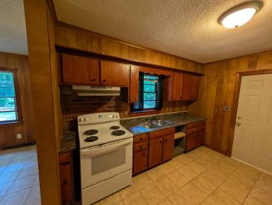 Main picture of 1720 Woodside Dr W
