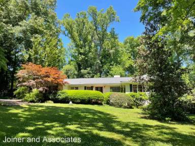 Main picture of 620 W Lake Dr