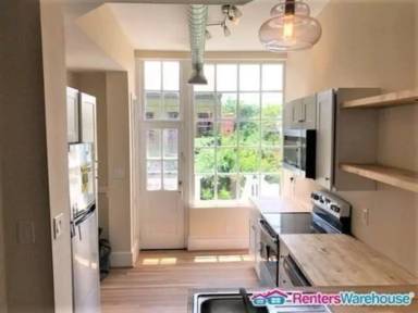 Main picture of 1521 W Lombard St