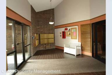 Main picture of Beautifully Maintained Condo Unit In Perfect Eagan Location