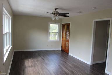 Main picture of 909 Foster Ave