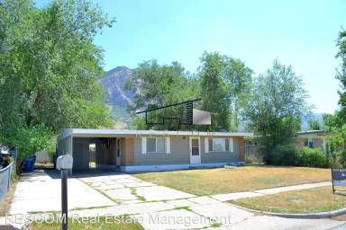 Main picture of 884 N Monroe Blvd