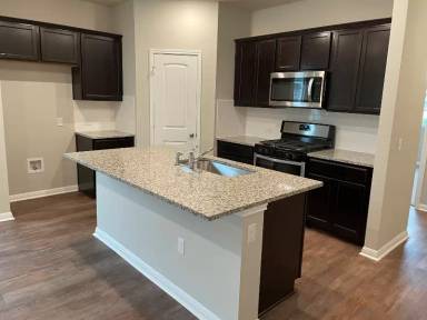 Main picture of 121 Queen Anne Dr