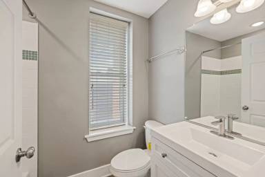 Main picture of 170 W Washington St