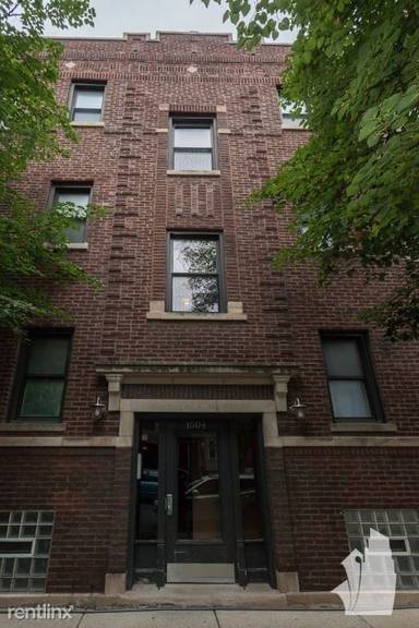 Main picture of 1504 W Roscoe St