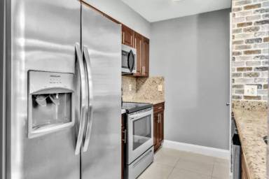 Main picture of 2803 NE 33rd Ct