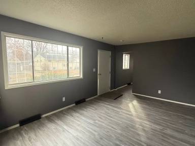 Main picture of 2930 N Lincoln Ave