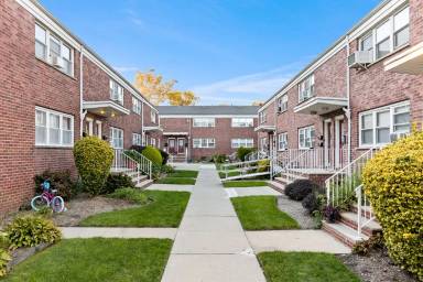 Main picture of 215 2nd St