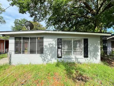 Main picture of 3308 Haines St