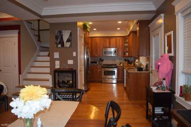 Main picture of 95 W 7th St