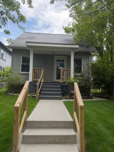 Main picture of 490 E Oakland Ave
