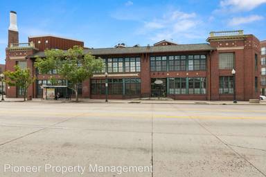 Main picture of 2441 N Broadway