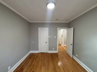 Main picture of 654 E 81st St