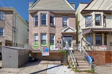 Main picture of 185 Clerk St