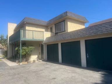 Main picture of 481 N Cypress St