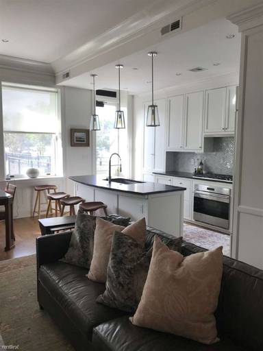 Main picture of 472 Beacon St