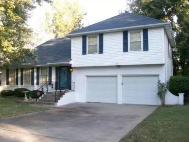 Main picture of 1015 E Woodland St