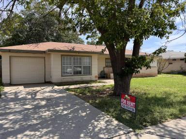 Main picture of 602 NW 12th Pl