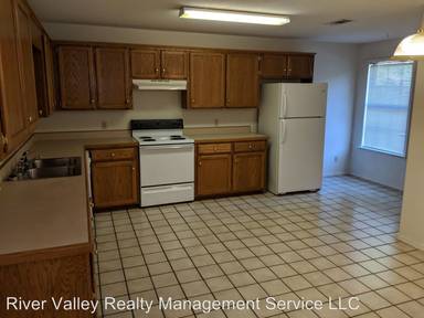 Main picture of 1311 S Commerce Ave