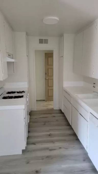 Main picture of 16739 Vanowen St