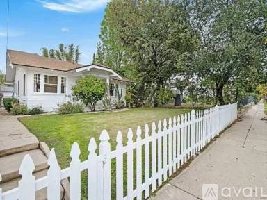Main picture of 1139 N Summit Ave