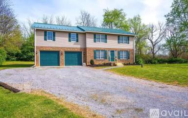 Main picture of 837 Queens Ct