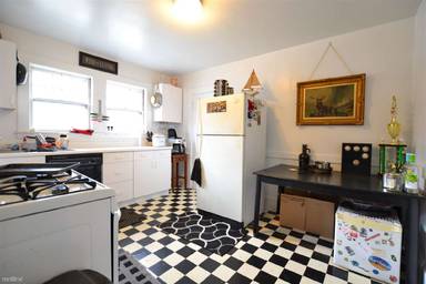 Main picture of 12 Niles St