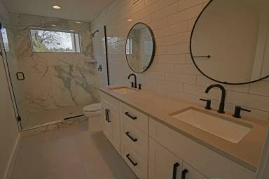 Main picture of 9740 Colonial Cir NE