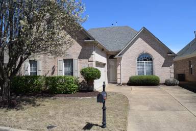 Main picture of 390 Fountain Lake Dr