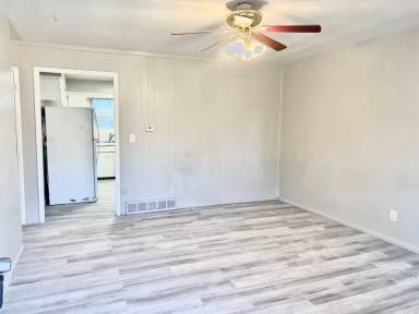 Main picture of 882 Yates St
