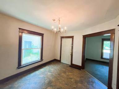 Main picture of 1920 Poplar St