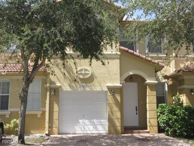 Main picture of 10919 NW 78th Ter