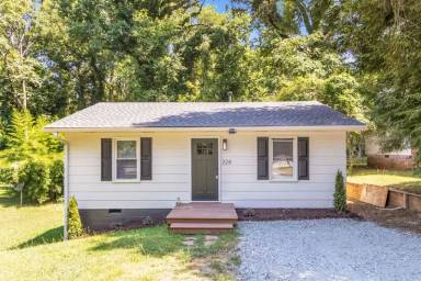 Main picture of 224 S Hampton Dr