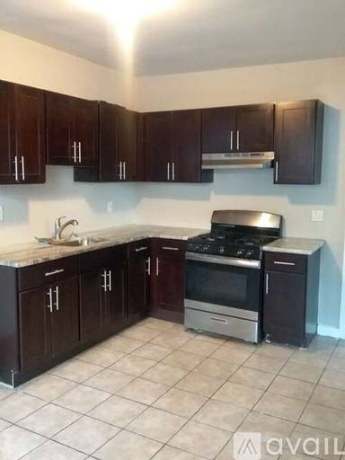 Main picture of 496 Grove St