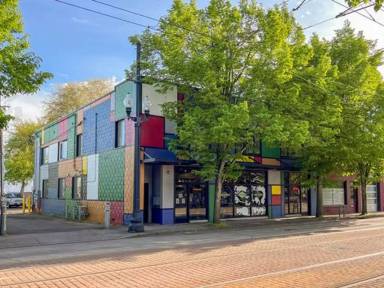 Main picture of 242 SE Washington St