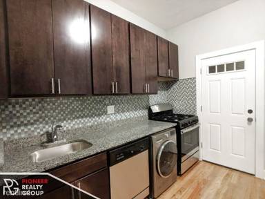 Main picture of 641 W Oakdale Ave