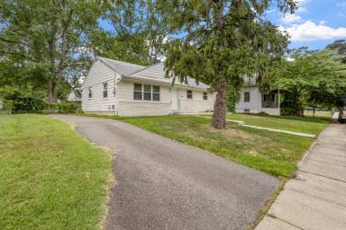 Main picture of 225 Burholme Ave
