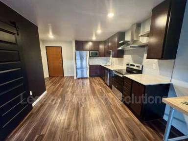 Main picture of 208 E Greenfield Ln