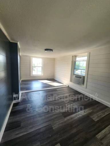 Main picture of 228 S Walnut Ave