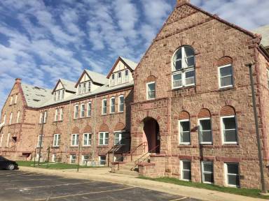 Main picture of 104 N Krohn Pl