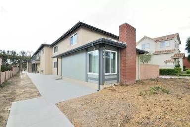 Main picture of 3944 W 182nd St