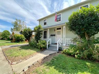 Main picture of 2137 Oak St