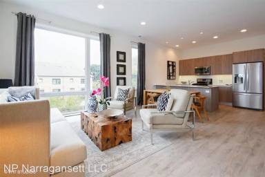 Main picture of 4111 N Narragansett Ave