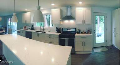 Main picture of 16221 NE 81st St