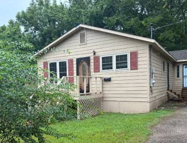 Main picture of 140 Center St