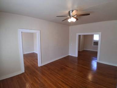 Main picture of 1910 Howard St