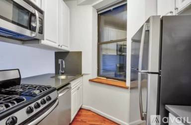 Main picture of 404 W 49th St